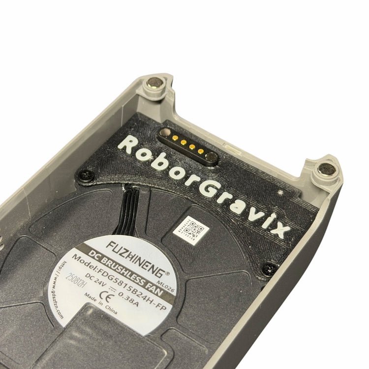 P2S用磁気接続キットの取り付け例。純正フロントカバー内側の接点