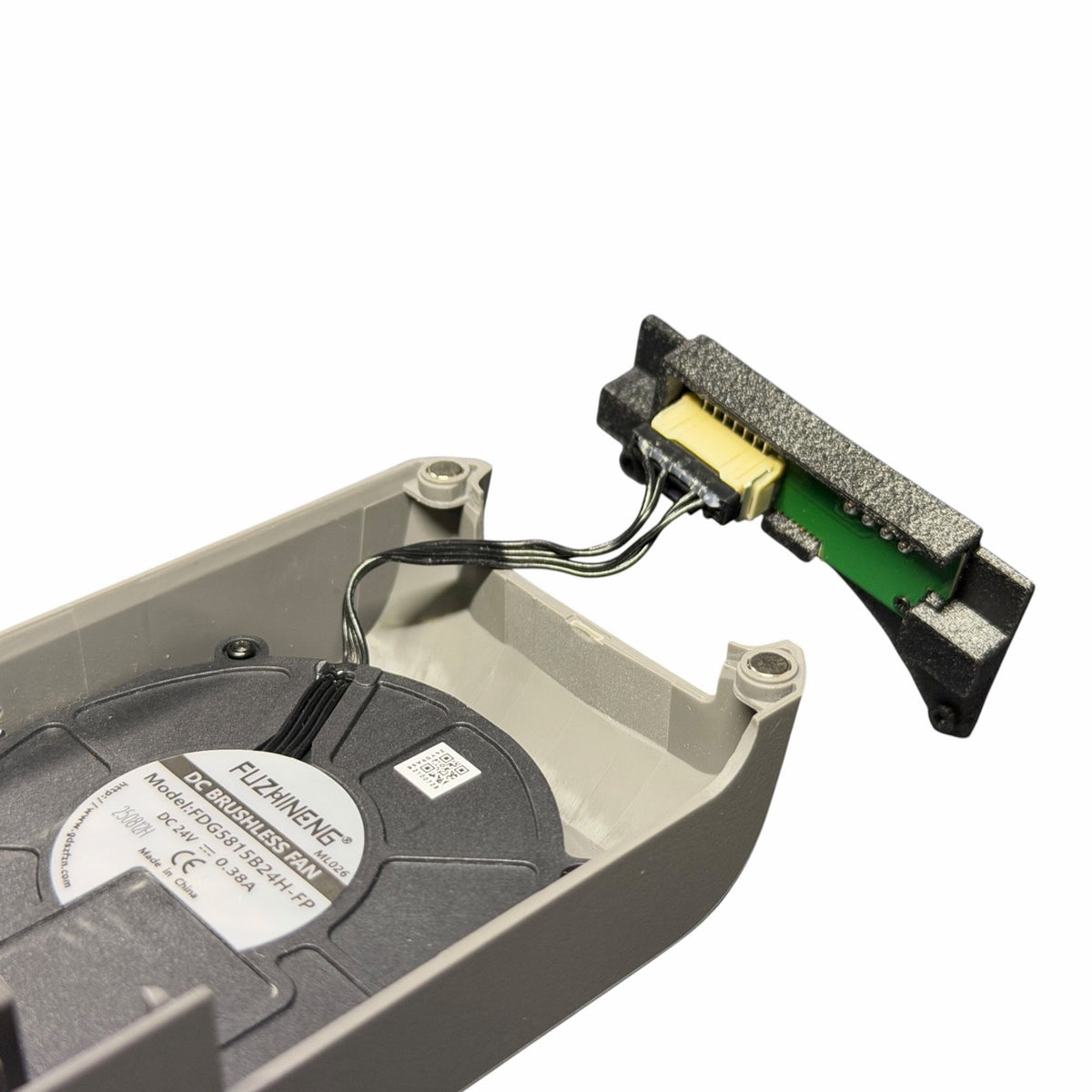 P2S用磁気接続キットの取り付け例。純正ファンケーブルとカバー側接続部品